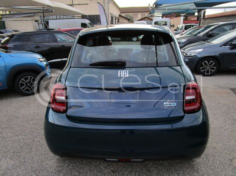 Fiat 500 NOUVELLE 118 CH ICON ÉLECTRIQUE 87 KW BERLINE AUTONOMIE 322 KM